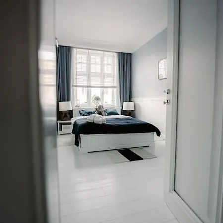 Hamptons Apartment *