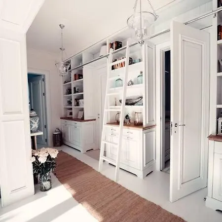Hamptons Apartment *